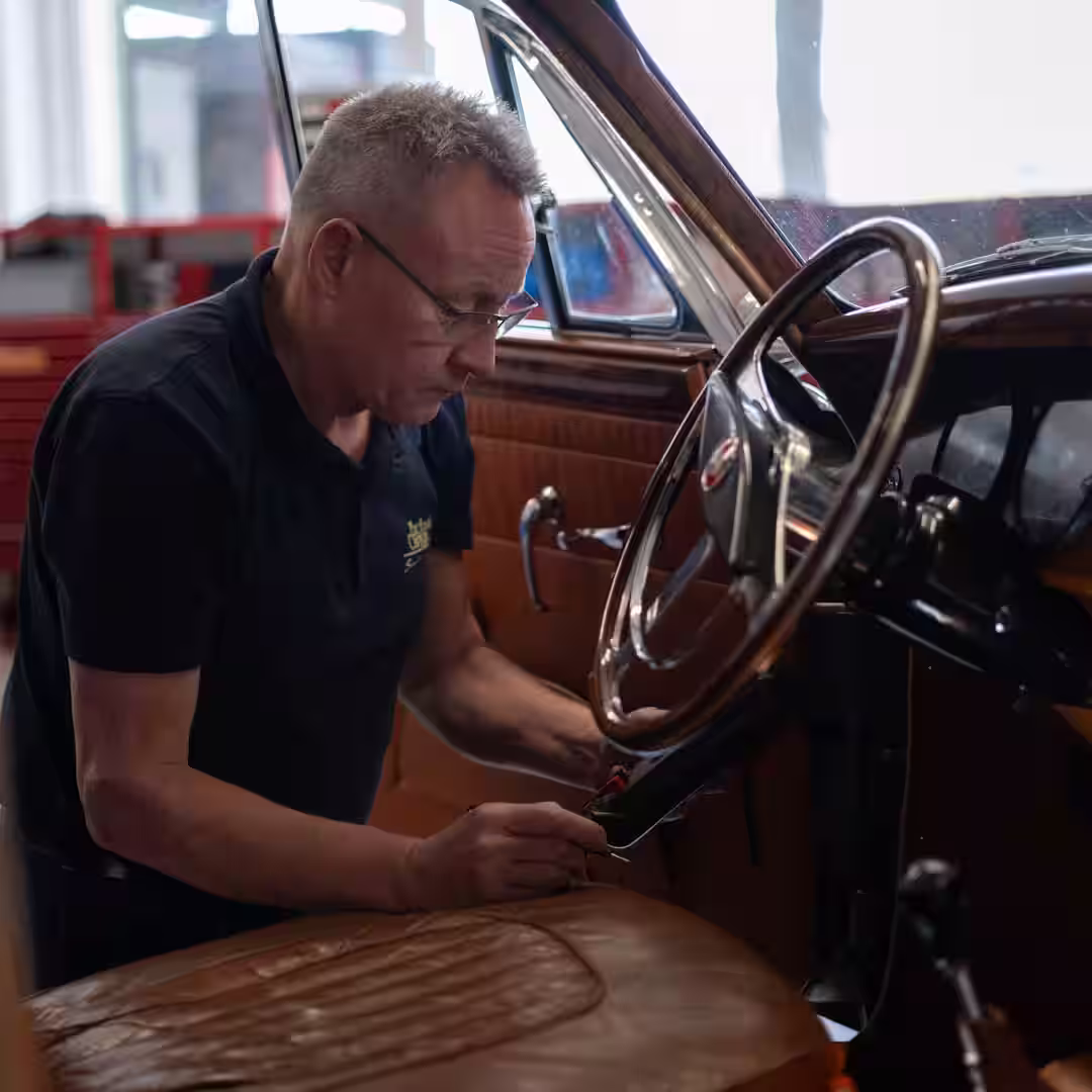 Car-HiFi Experte überprüft Spannungsversorgung in einem Jaguar Oldtimer