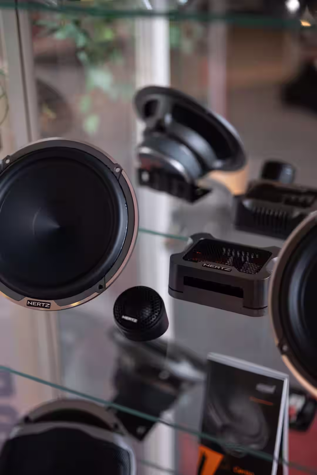 Verschiedene Car-HiFi-Lautsprecher in Vitrine