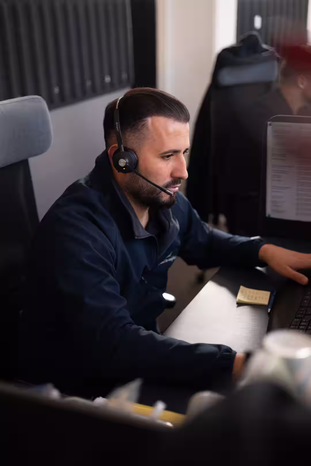 Support Mitarbeiter von Exclusiv Car-HiFi mit Headset in Kundengespräch