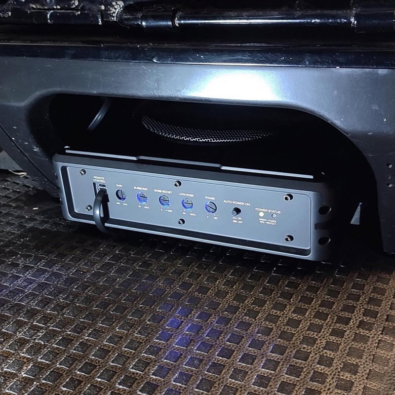 Subwoofer unter dem Sitz